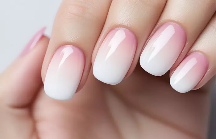 Gradient pink nails